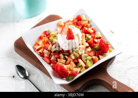 Obstsalatplatte mit Eis. Stockfoto