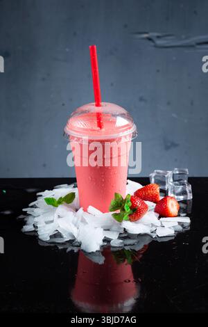 Erdbeereis, kaltes arabisches Getränk, eiskalte Erfrischung. Stockfoto