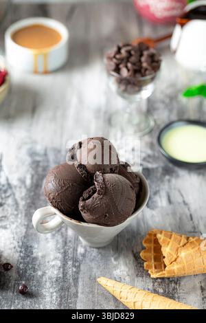 Dunkles Schokoladeneis, authentisches italienisches Eis. Stockfoto