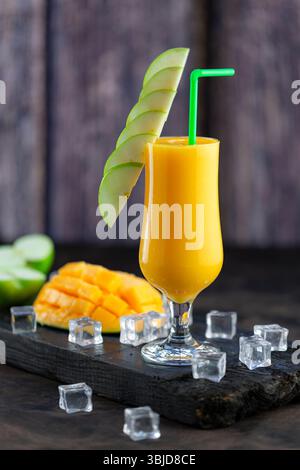 Eismangoblau, erfrischender Sommersaft. Stockfoto