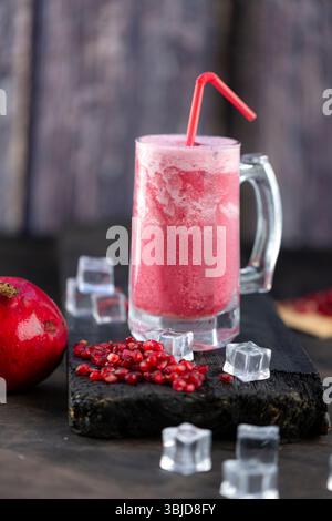 Frisches eiskaltes Granatapfelsaftglas, vitaminreicher Saft. Stockfoto