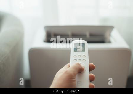 Handfernbedienung zur bodenstehenden mobilen Klimaanlage Stockfoto