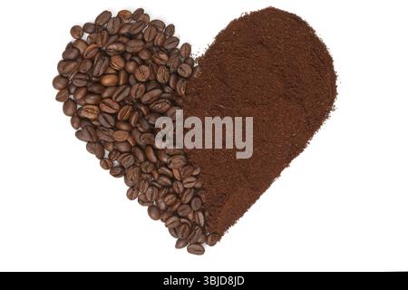 Kaffeebohnen und gemahlener Kaffee bilden eine hörbare Form. Ich liebe das Kaffeekonzept Stockfoto