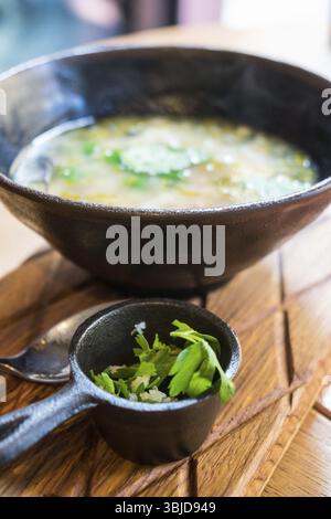 Nahaufnahme der georgischen Hammelsuppe Stockfoto