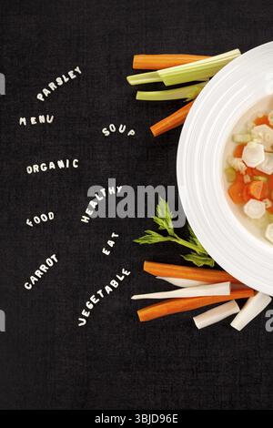Gesunde Suppe Essen von oben.Gemüsesuppe. Menü, Petersilie, Suppe, Essen, gesund, Gemüse - Wörter aus Alphabetnudeln Stockfoto