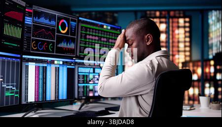 Erschöpfter Afroamerikanischer Geschäftsmann, Der Spät Am Schreibtisch Arbeitet. Stockfoto