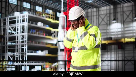 Ingenieur Bedauert Die Entscheidung, Den Gehörschutz In Der Fahrzeugfabrik Zu Überspringen. Digital Technician Troubleshooting Lines Stockfoto