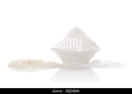 Weißer Reis mit Reismehl in der Schüssel isoliert auf weißem Hintergrund. Glutenfreies Mehl Stockfoto