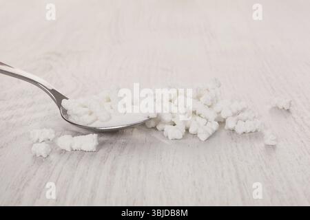 Backnatron Pulver und Pellets auf weißem hölzernem Hintergrund Stockfoto