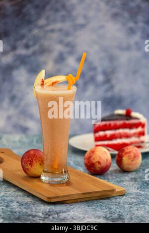 Erfrischender Natursaft, Pfirsich mit Zitronensaft. Stockfoto