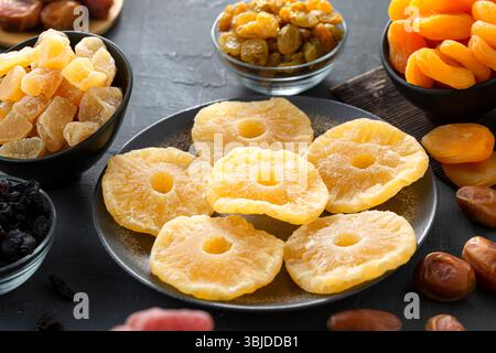 Getrocknete Früchte, getrocknete Ananas in einer Schüssel mit Aprikosen. Stockfoto