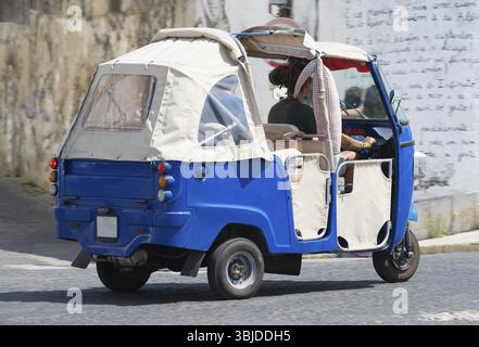 Auto-Rikscha auf der Straße Stockfoto