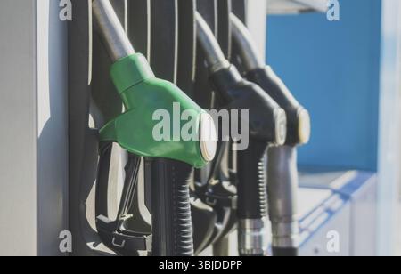 Drei Tankdüsen an der Tankstelle Stockfoto