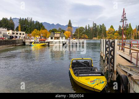 Queenstown, KJet Boating Reiseveranstalter, der schnelle Jetbootfahrten auf den Flüssen Shotover und Kawarau, Otago, Neuseeland, 2025 anbietet Stockfoto