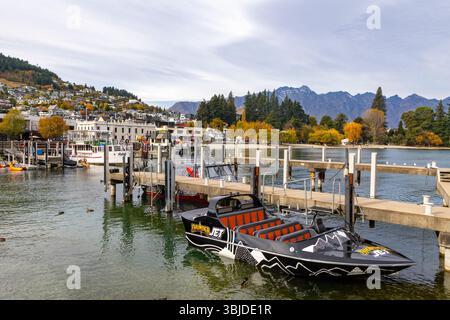 Das Schnellboot Thunder Jet liegt am Lake Wakatipu mit Blick auf Queenstown Seeufer und das Stadtzentrum, Otago, Südinsel, Neuseeland Stockfoto