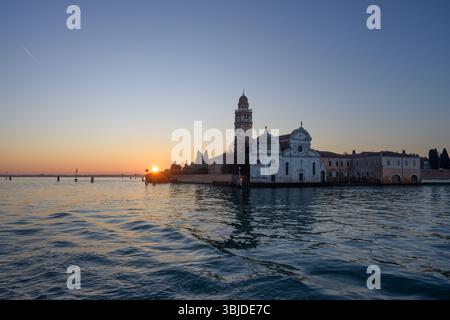 Chiesa di San Michele in Isola Kirche und Campanile bei Sonnenaufgang im romantischen Wintermorgen Licht der Lagune von Venedig, Italien Stockfoto