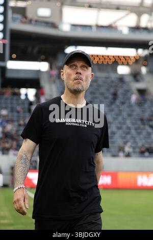 Los Angeles, Kalifornien, USA. Juni 2025. ALEXANDER STRAUS, Cheftrainer des Angel City FC, läuft in Richtung Technikbereich, bevor ein NWSL-Spiel zwischen North Carolina Courage und Angel City FC im BMO Stadium in Los Angeles, Kalifornien stattfindet. (Kreditbild: © Brenton TSE/ZUMA Press Wire) NUR REDAKTIONELLE VERWENDUNG! Nicht für kommerzielle ZWECKE! Stockfoto
