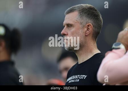 Los Angeles, Kalifornien, USA. Juni 2025. Angel City FC-Cheftrainer ALEXANDER STRAUS vor einem NWSL-Spiel zwischen North Carolina Courage und Angel City FC im BMO Stadium in Los Angeles, Kalifornien. (Kreditbild: © Brenton TSE/ZUMA Press Wire) NUR REDAKTIONELLE VERWENDUNG! Nicht für kommerzielle ZWECKE! Stockfoto