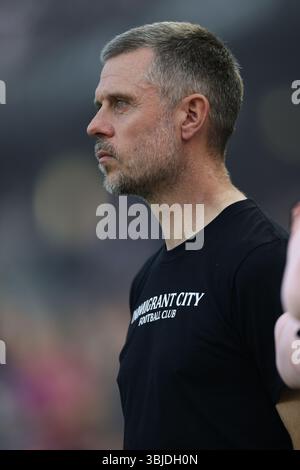 Los Angeles, Kalifornien, USA. Juni 2025. Angel City FC-Cheftrainer ALEXANDER STRAUS vor einem NWSL-Spiel zwischen North Carolina Courage und Angel City FC im BMO Stadium in Los Angeles, Kalifornien. (Kreditbild: © Brenton TSE/ZUMA Press Wire) NUR REDAKTIONELLE VERWENDUNG! Nicht für kommerzielle ZWECKE! Stockfoto