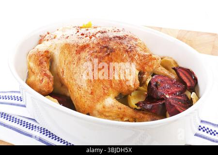 Gegrilltes, goldenes Hähnchen in der Auflaufform. Köstliches traditionelles Hühnchen Stockfoto