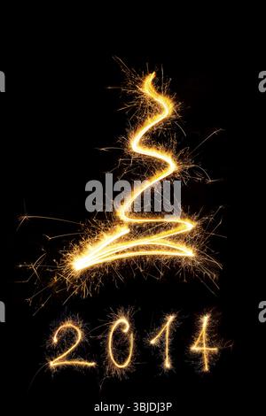 Frohe weihnachten und frohes neues Jahr 2014. Glitzerndes Feuerwerk weihnachten und Neujahr Text auf schwarzem Hintergrund. Minimalistischer abstrakter künstlerischer Stil Stockfoto