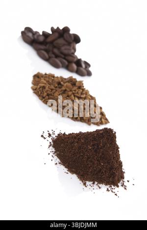 Kaffeevariation. Gemahlener Kaffee, Kaffeebohnen und löslicher Kaffee in Stapeln isoliert auf weißem Hintergrund. Kulinarische Kaffeetrinken Hintergrund Stockfoto