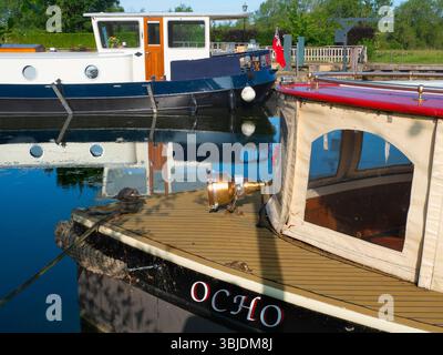 Hausboote, die auf der Themse von Sandford Lock angelegt sind, sind ein beliebter Ort für Jogger, Spaziergänger, Hundeliebhaber und viele Leute Stockfoto