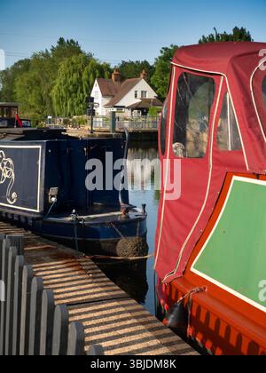 Hausboote, die auf der Themse von Sandford Lock angelegt sind, sind ein beliebter Ort für Jogger, Spaziergänger, Hundeliebhaber und viele Leute Stockfoto