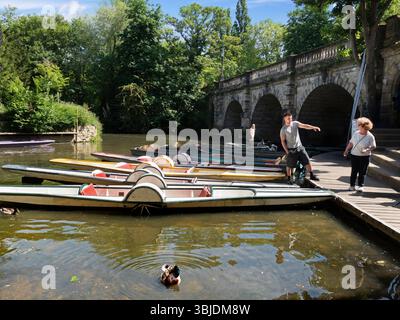Pleasure Punts auf dem Fluss Cherwell an der Maddalen Bridge, Oxford. Diese Gegend des Cherwell River an der Magdalen Bridge ist ein beliebter Ort für Klettern und Klettern Stockfoto