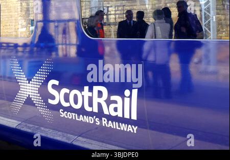 Dateifoto vom 04/19 eines ScotRail-Zuges an der Edinburgh Waverley Station. Mehr als 17.000 ScotRail-Züge wurden im letzten Jahr gestrichen, wie ein Antrag auf Informationsfreiheit festgestellt wurde. Ausgabedatum: Sonntag, 15. Juni 2025. Stockfoto