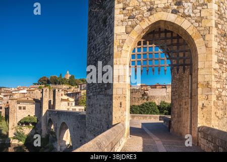 BEOBACHTEN SIE DIE ALTE BRÜCKE DES TURMS BESALU GIRONA KATALONIEN SPANIEN Stockfoto