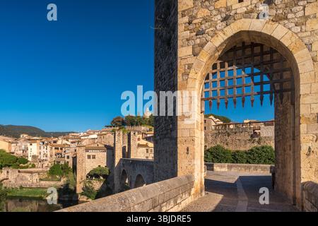 BEOBACHTEN SIE DIE ALTE BRÜCKE DES TURMS BESALU GIRONA KATALONIEN SPANIEN Stockfoto