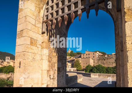 BEOBACHTEN SIE DIE ALTE BRÜCKE DES TURMS BESALU GIRONA KATALONIEN SPANIEN Stockfoto