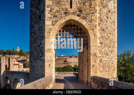 BEOBACHTEN SIE DIE ALTE BRÜCKE DES TURMS BESALU GIRONA KATALONIEN SPANIEN Stockfoto