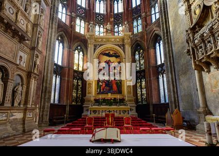 Hochaltar der Kirche Santa Maria Gloriosa Dei Frari in Venedig, Italien mit dem Gemälde Himmelfahrt der Jungfrau von Tizian Stockfoto