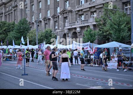 Die Initiative Universität in Rebellion protestiert vor der serbischen Regierung, Protest von Studenten und Universitätsprofessoren gegen Korruption in Stockfoto