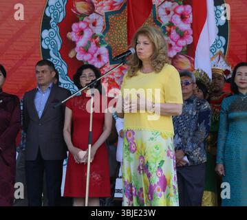 Sofia, Bulgarien. Juni 2025. Die bulgarische Vizepräsidentin Iliana Iotova (Front) hält eine Rede bei der Eröffnungszeremonie des Asienfestes in Sofia, Bulgarien, 14. Juni 2025. ZUM THEMA „Feature: Bunte Kulturen glänzen beim Asian Festival in Sofia“ Credit: LIN Hao/Xinhua/Alamy Live News Stockfoto