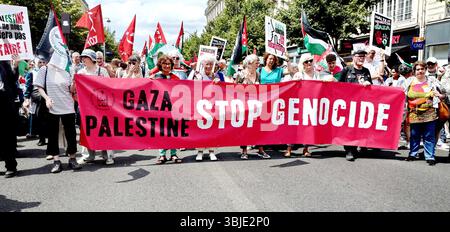 Paris, Frankreich. Juni 2025. Demonstration gegen die Blockade des Gazastreifens, die auf Aufforderung mehrerer Gewerkschaften, darunter der CGT, der FO und der LFI, organisiert wurde. Paris, Frankreich am 14. Juni 2025. Foto: Karim Ait Adjedjou/ABACAPRESS.COM Credit: Abaca Press/Alamy Live News Stockfoto