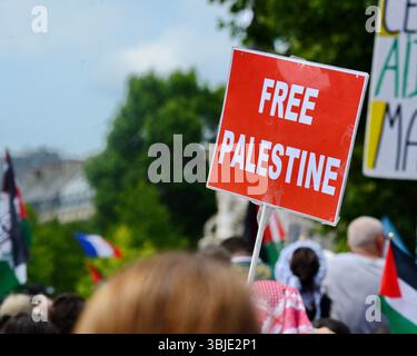 Paris, Frankreich. Juni 2025. Demonstration gegen die Blockade des Gazastreifens, die auf Aufforderung mehrerer Gewerkschaften, darunter der CGT, der FO und der LFI, organisiert wurde. Paris, Frankreich am 14. Juni 2025. Foto: Karim Ait Adjedjou/ABACAPRESS.COM Credit: Abaca Press/Alamy Live News Stockfoto