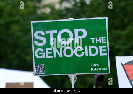 Paris, Frankreich. Juni 2025. Demonstration gegen die Blockade des Gazastreifens, die auf Aufforderung mehrerer Gewerkschaften, darunter der CGT, der FO und der LFI, organisiert wurde. Paris, Frankreich am 14. Juni 2025. Foto: Karim Ait Adjedjou/ABACAPRESS.COM Credit: Abaca Press/Alamy Live News Stockfoto
