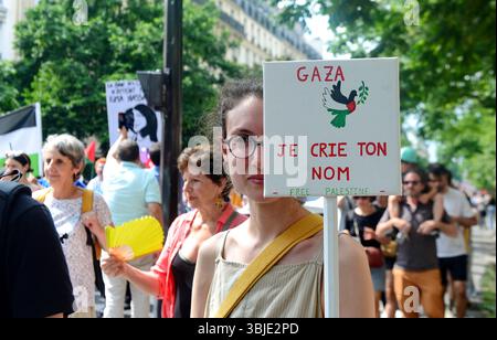 Paris, Frankreich. Juni 2025. Demonstration gegen die Blockade des Gazastreifens, die auf Aufforderung mehrerer Gewerkschaften, darunter der CGT, der FO und der LFI, organisiert wurde. Paris, Frankreich am 14. Juni 2025. Foto: Karim Ait Adjedjou/ABACAPRESS.COM Credit: Abaca Press/Alamy Live News Stockfoto