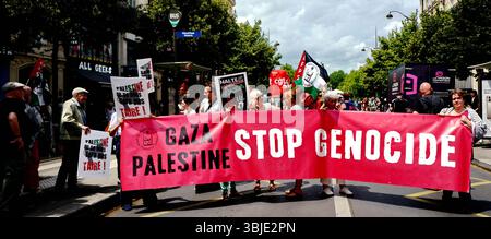 Paris, Frankreich. Juni 2025. Demonstration gegen die Blockade des Gazastreifens, die auf Aufforderung mehrerer Gewerkschaften, darunter der CGT, der FO und der LFI, organisiert wurde. Paris, Frankreich am 14. Juni 2025. Foto: Karim Ait Adjedjou/ABACAPRESS.COM Credit: Abaca Press/Alamy Live News Stockfoto
