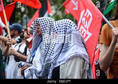 Paris, Frankreich. Juni 2025. Demonstration gegen die Blockade des Gazastreifens, die auf Aufforderung mehrerer Gewerkschaften, darunter der CGT, der FO und der LFI, organisiert wurde. Paris, Frankreich am 14. Juni 2025. Foto: Karim Ait Adjedjou/ABACAPRESS.COM Credit: Abaca Press/Alamy Live News Stockfoto
