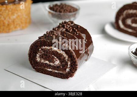 Schokoladencreme-Rollkuchen, Premium-Schokoladenrolle gefüllt mit geschmeidiger Schokoladencreme. Stockfoto
