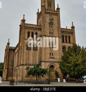 Fürstenberg-Havel: Markante neogotische Kirche in Fürstenberg mit detaillierter Backsteinarchitektur und symmetrischen Bogenfenstern. Stockfoto