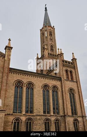 Fürstenberg-Havel: Markante neogotische Kirche in Fürstenberg mit detaillierter Backsteinarchitektur, einem hohen Turm und symmetrischem Bogenwind Stockfoto