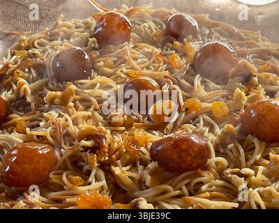 Heißes Vermicelli-Dessert mit gemischten Nüssen, Fusion von westlichen und östlichen Süßigkeiten, Nahaufnahme. Stockfoto