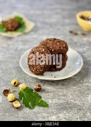 Haselnusskekse, Premium-Kekse mit gerösteten Haselnüssen und Schokoladenchips. Stockfoto