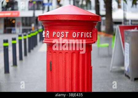 Glenelg, Südaustralien - Juni 2025: Roter königlicher Briefkasten auf der Straße, Säulenkasten, historisches Symbol des britischen Erbes Stockfoto