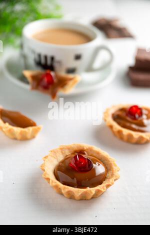 Obsttörtchen, elegantes westliches Dessert mit frischem Obst. Stockfoto